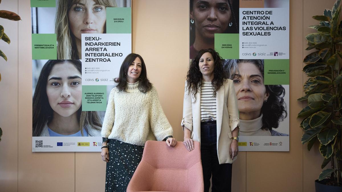 Mari Recalde García, coordinadora del CAIVS y Elena Vélez Yárnoz, trabajadora social, en la entrada al Centro.