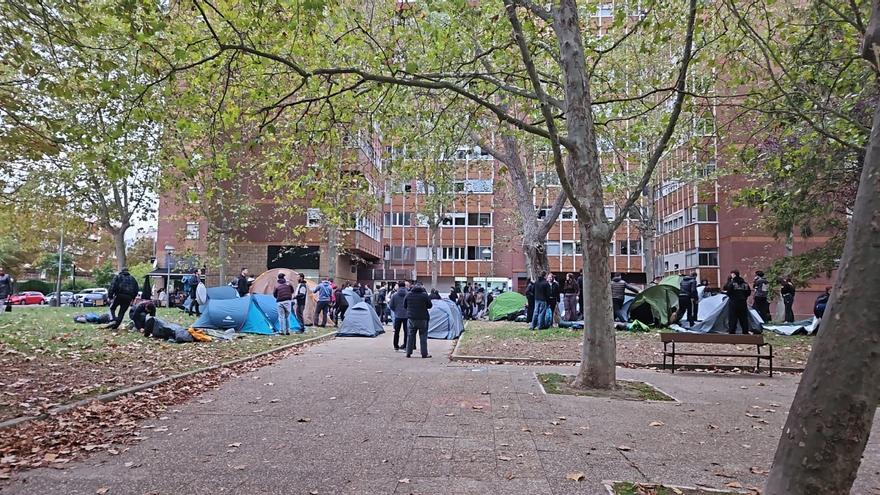 El Sindicato de Vivienda de Vitoria organiza una acampada para frenar el desahucio