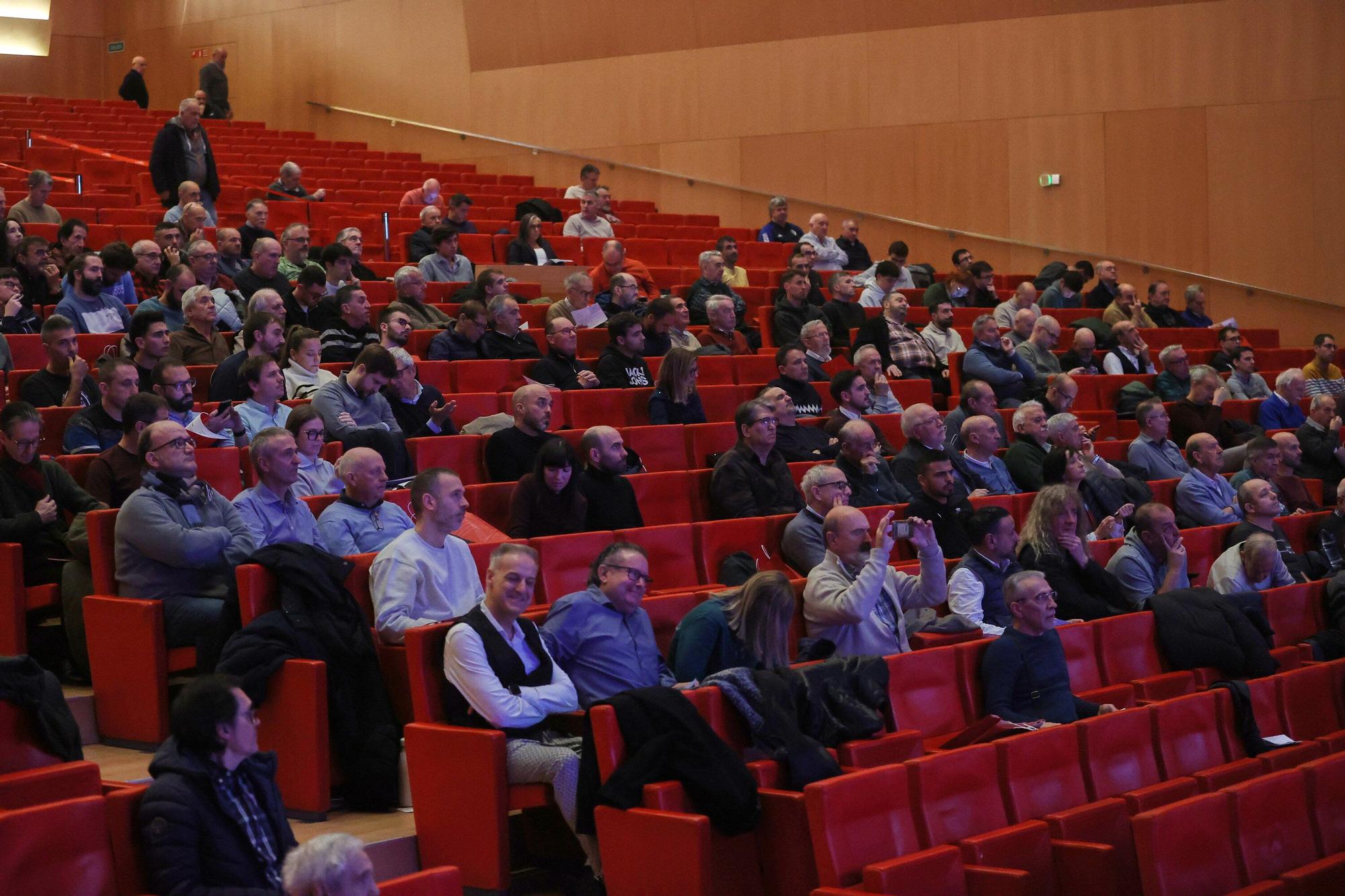 Fotos de la Asamblea de socios de Osasuna en Baluarte