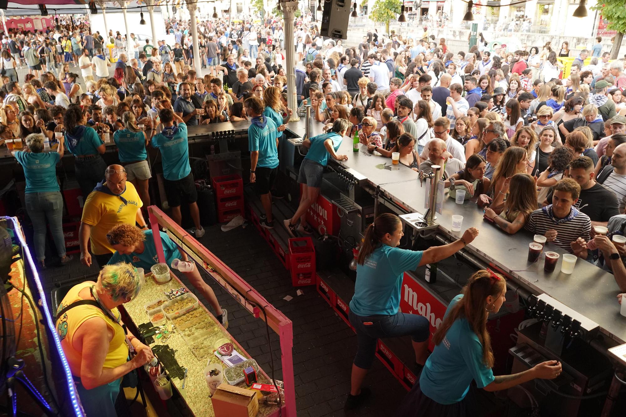 En imágenes: turno solidario por Aitana en la Pinpilinpauxa por Aste Nagusia