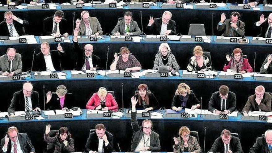 La Eurocámara pide reducir a un año los controles fronterizos en Schengen