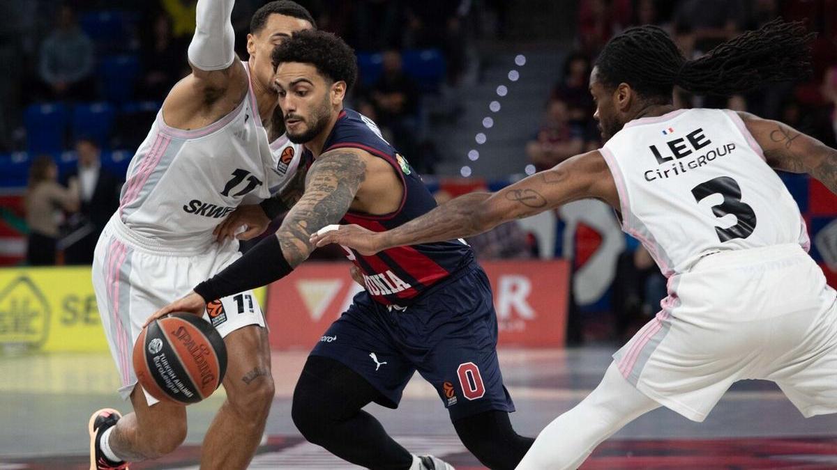 Howard intenta avanzar entre Luwawu-Cabarrot y Lee durante el duelo contra el Asvel