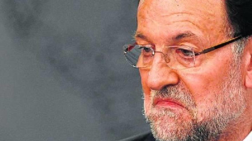 Mariano Rajoy, con gesto circunspecto, durante la rueda de prensa que ofreció junto al primer ministro rumano, Víctor Ponta.