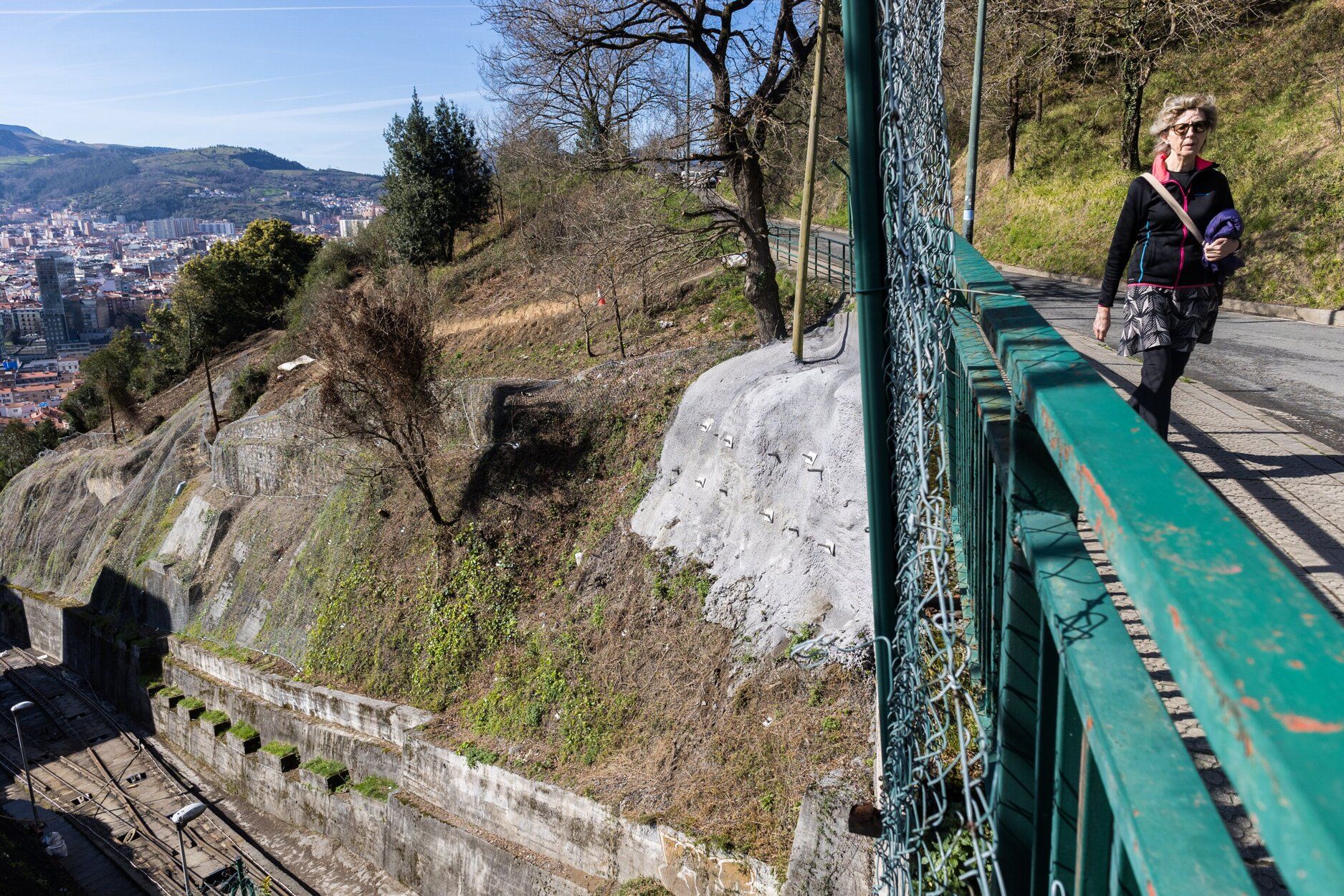 Una mujer recorre el paseo peatonal a Artxanda, un de los ejes de su rehabilitación