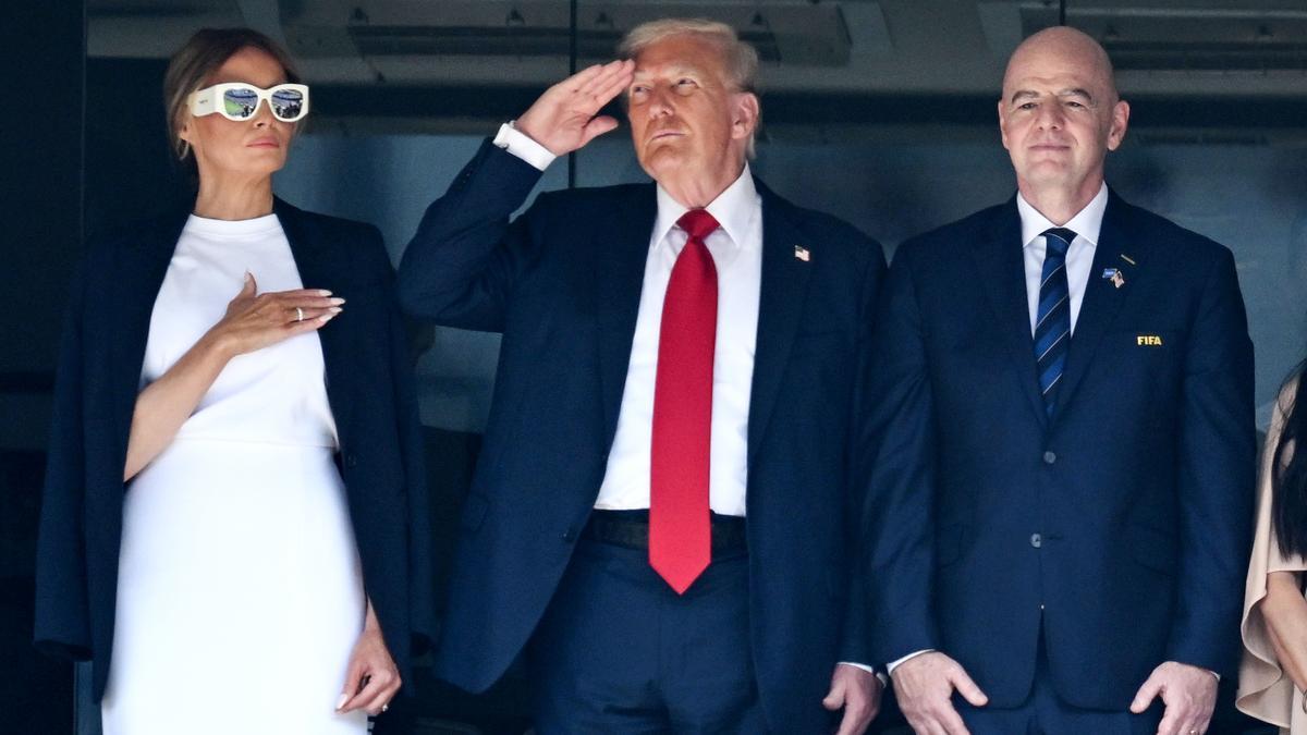 Melania Trump, Donald Trump y Gianni Infantino, en el palco durante la final del Mundial de Clubes.