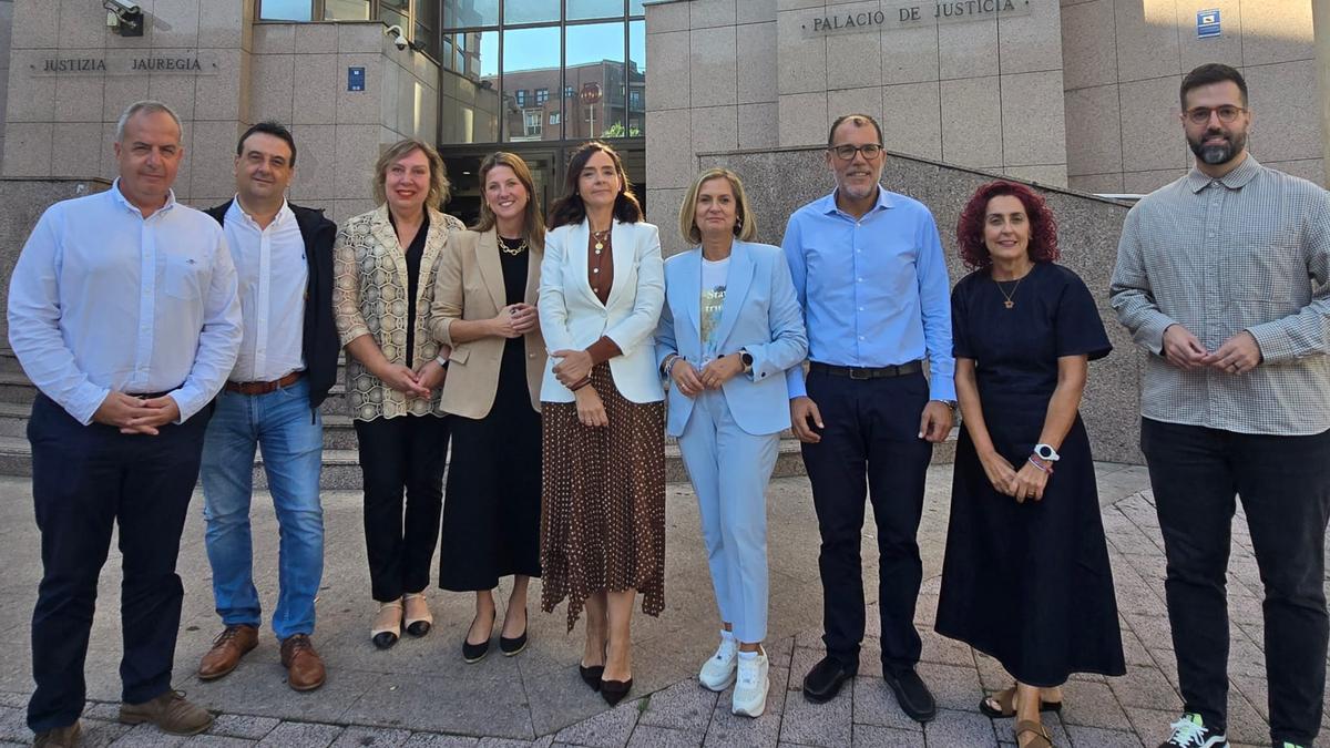 Alcaldes y alcaldesas de Meatzaldea y Ezkerraldea junto a las magistradas, en la puerta del juzgado Alcaldes y alcaldesas de Meatzaldea y Ezkerraldea junto a las magistradas, en la puerta del juzgado