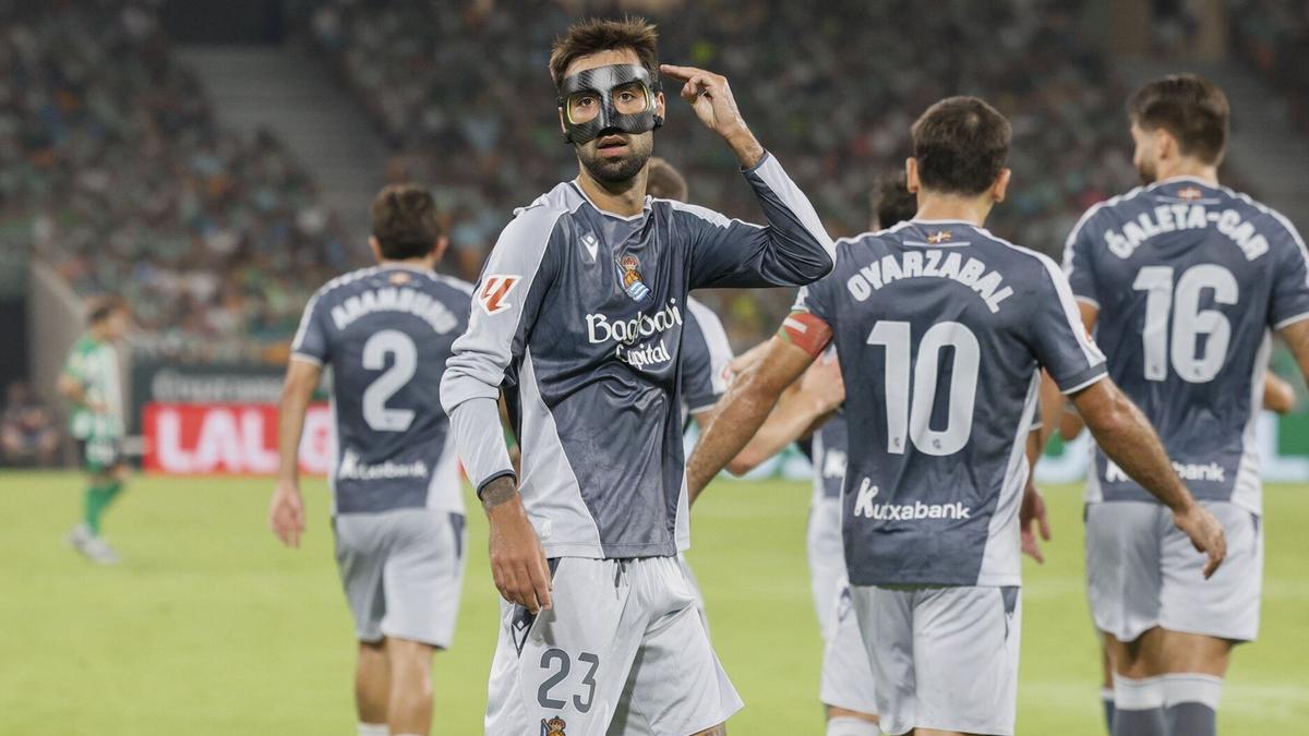 Brais Méndez celebra el gol que ha marcado en La Cartuja.