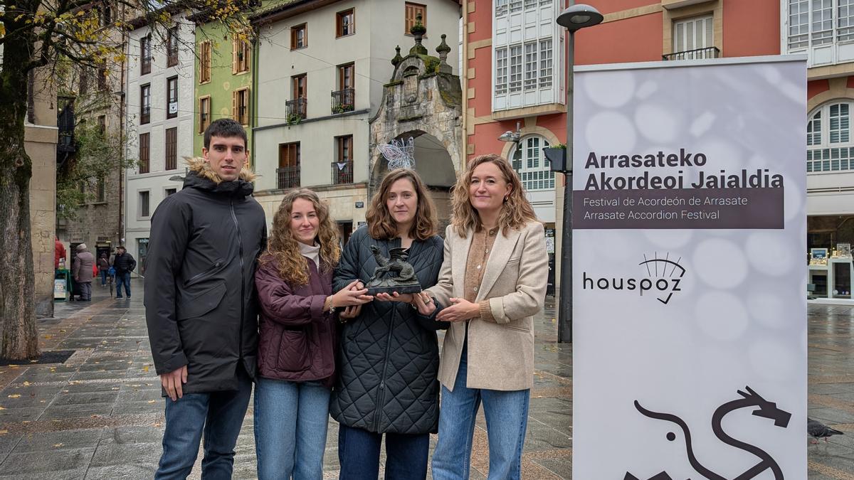 Andoni Arratibel), Maitane Arretxe, María Zubimendi eta Maider Morras jaialdiaren aurkezpenean.