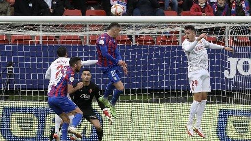 Un momento del partido entre el Eibar y el Mallorca