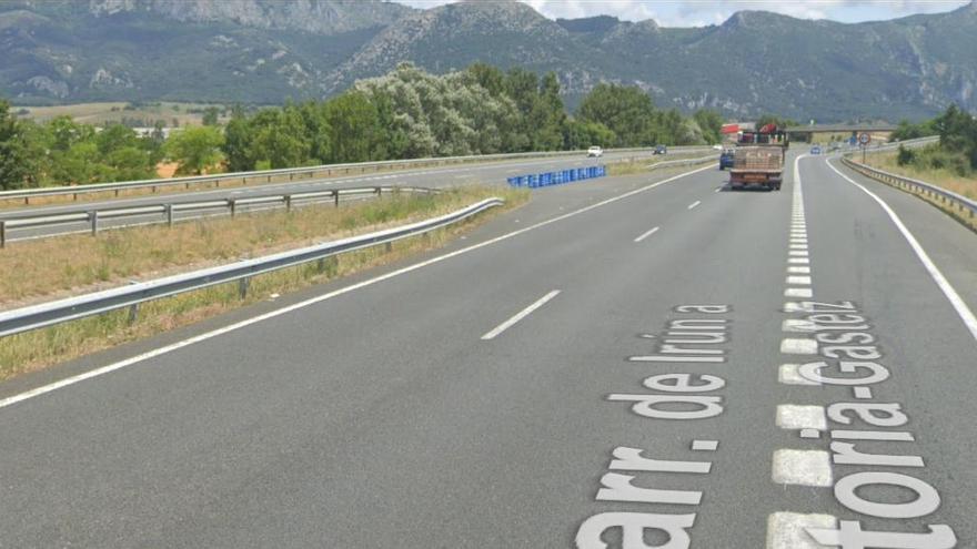 Herido el conductor de una furgoneta tras salirse de la calzada y chocar contra el guardarrail en Asparrena