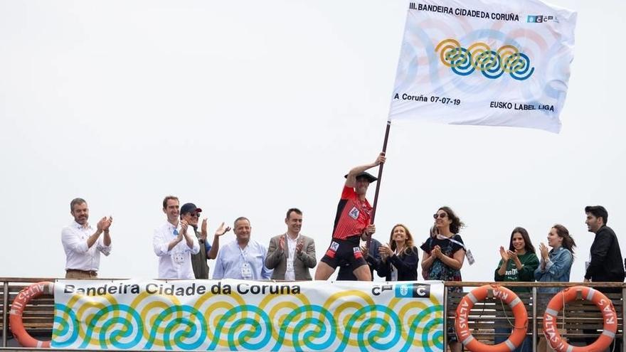 Bandera para Orio y triunfo para Hondarribia en A Coruña