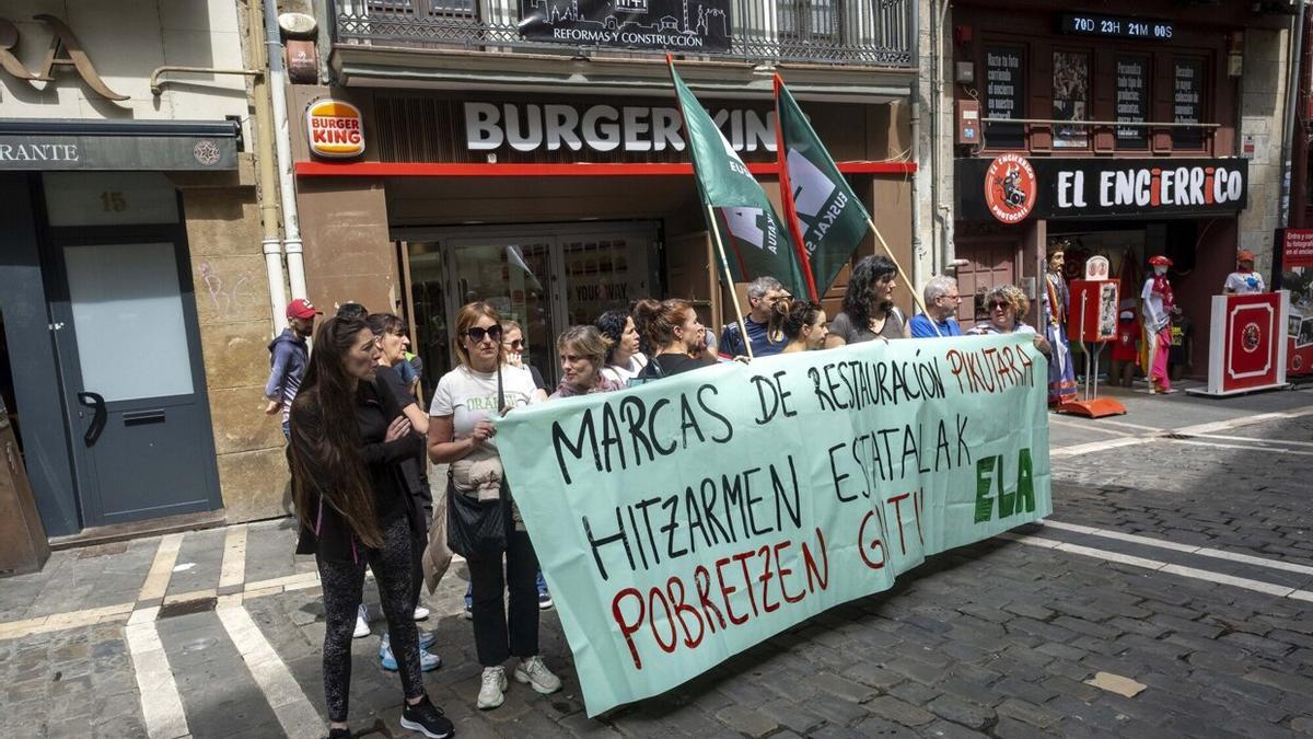 Concentración convocada por ELA en contra de la aplicación del convenio estatal de Marcas de Restauración