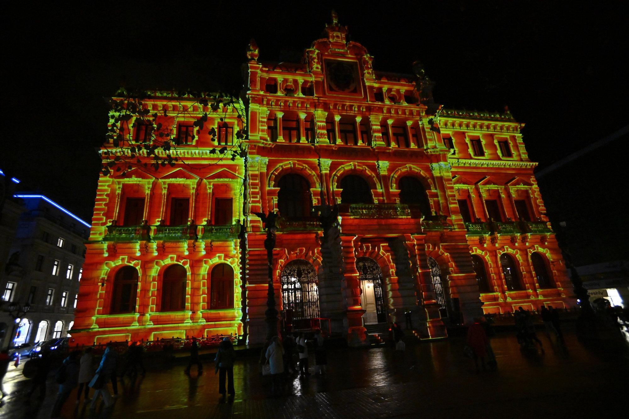 Así se ha iluminado la fachada del Palacio Foral de Bizkaia