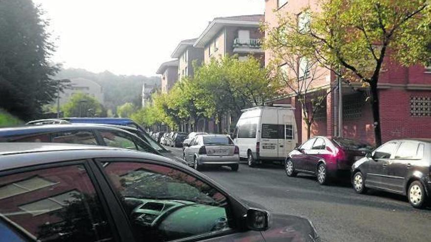 Coches aparcados en la calle Latsunbeberri.