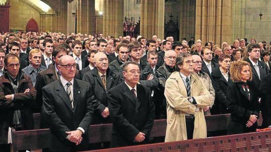 Interior de la catedral del Buen Pastor durante el funeral, con Luis Arkonada en primera fila.