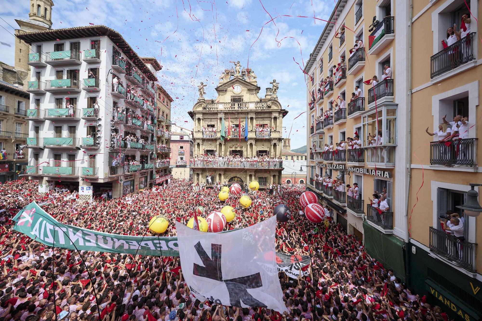 Fotos del  Chupinazo de San Fermín 2025 en Pamplona: ¡La fiesta más internacional se enciende con un grito solidario por Palestina!
