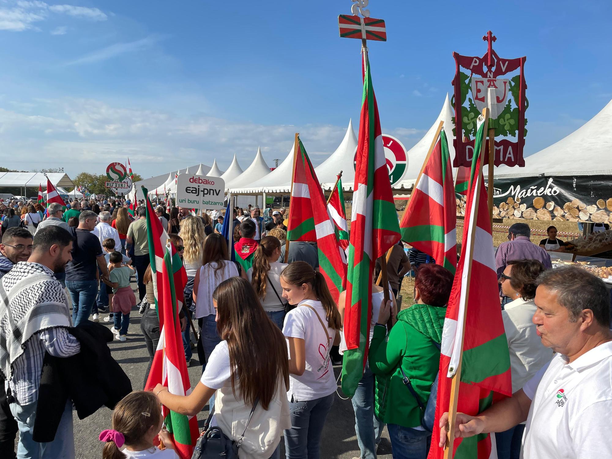 En imágenes: El Alderdi Eguna reúne a miles de jeltzales en un ambiente festivo