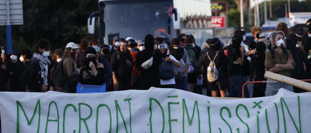 Casi 300 detenidos en una jornada de movilizaciones y bloqueos en Francia
