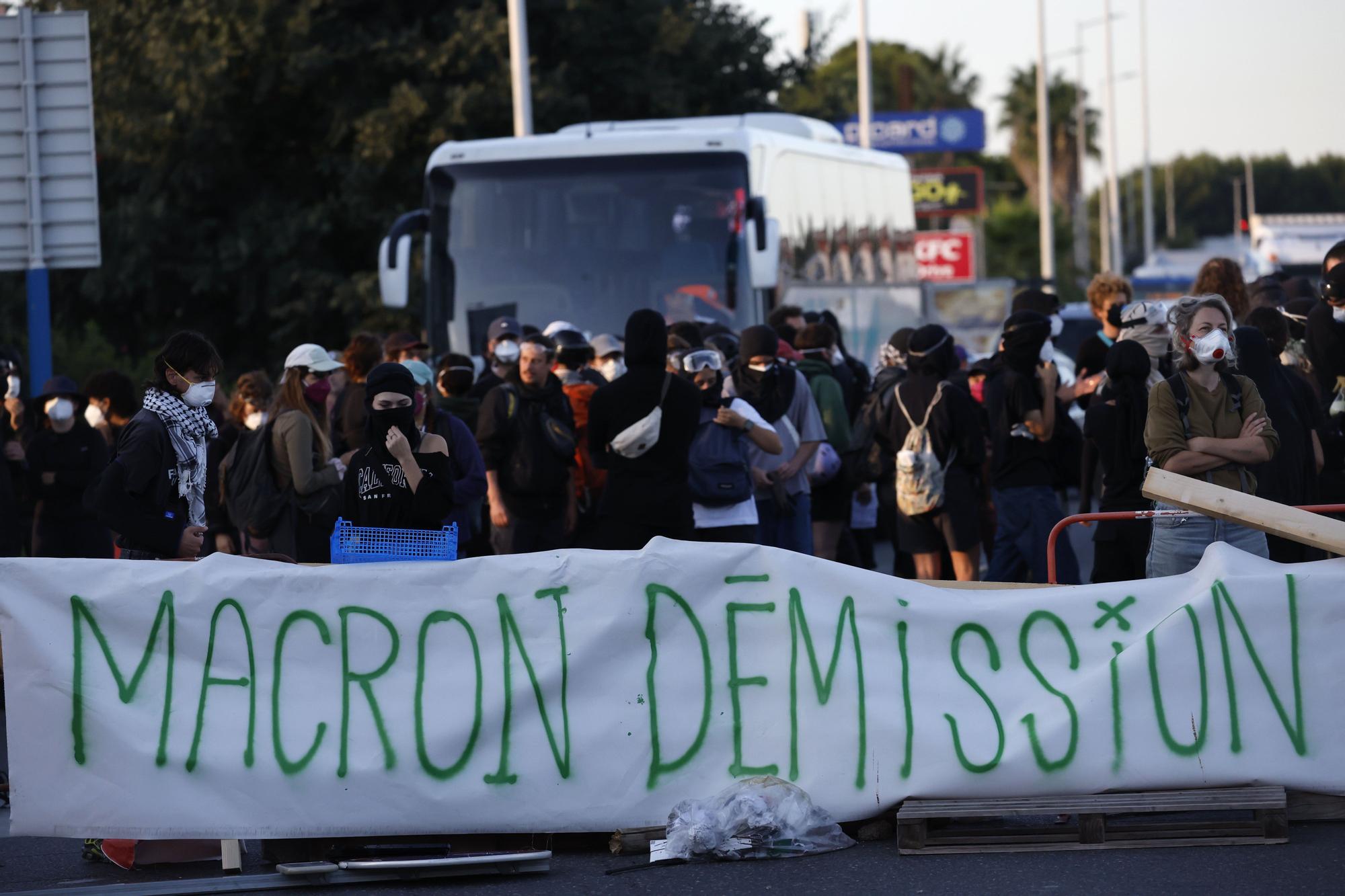 Casi 300 detenidos en una jornada de movilizaciones y bloqueos en Francia
