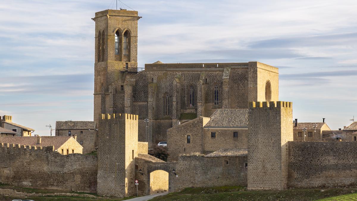 El Cerco de Artajona, con la iglesia-fortaleza de San Saturnino en el centro, se alza como un anillo de piedra que guarda casi mil años de historia.