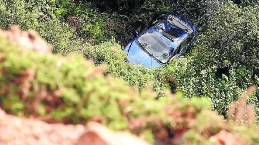 Cae con su coche por un acantilado de 30 metros en Bermeo y sale ileso