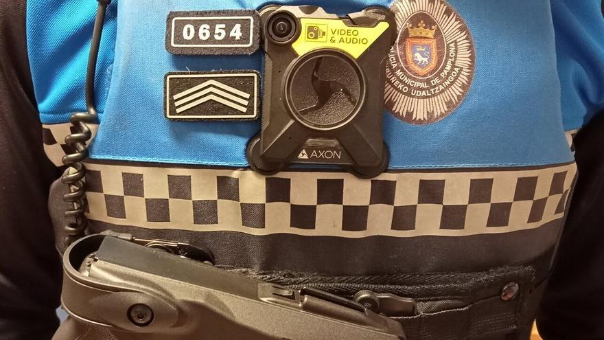 Un policía municipal de Pamplona dispara por primera vez el táser para reducir a una persona