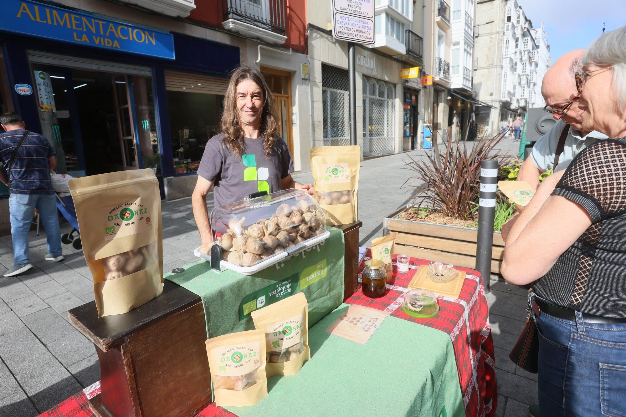 En imágenes: La feria de ajos atrae a los vitorianos un año más