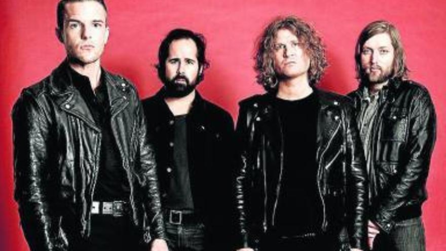 Brandon Flowers (i), al frente de su banda The Killers.