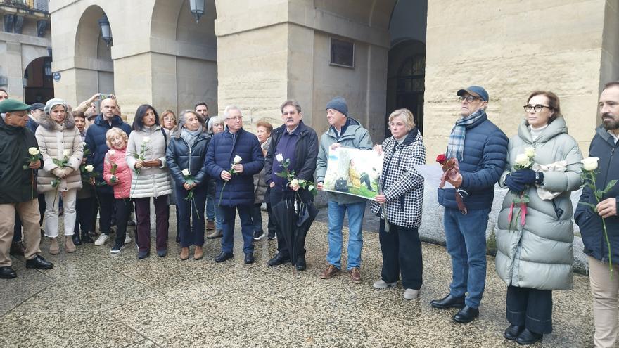 Decenas de personas recuerdan en San Sebastián a Ernest Lluch en el 25 aniversario de su asesinato por ETA