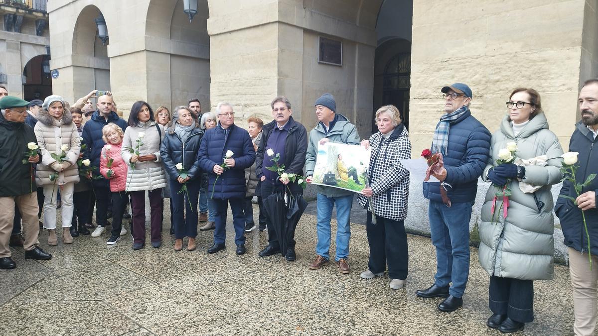 Momento de la concentración en recuerdo de Ernest Lluch