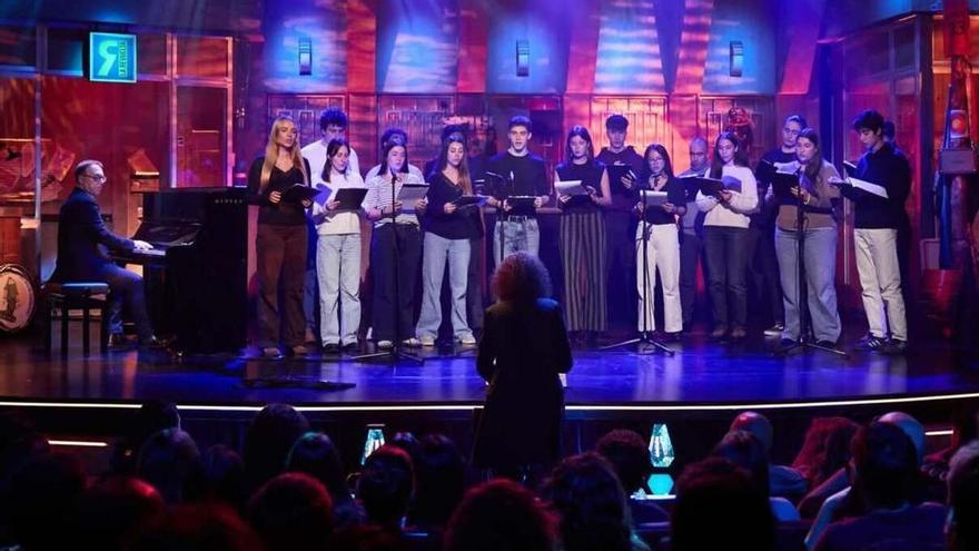 El euskera, en ‘La Revuelta’: el coro de ‘Los Domingos’ interpreta ‘Aitormena’, himno de la música vasca