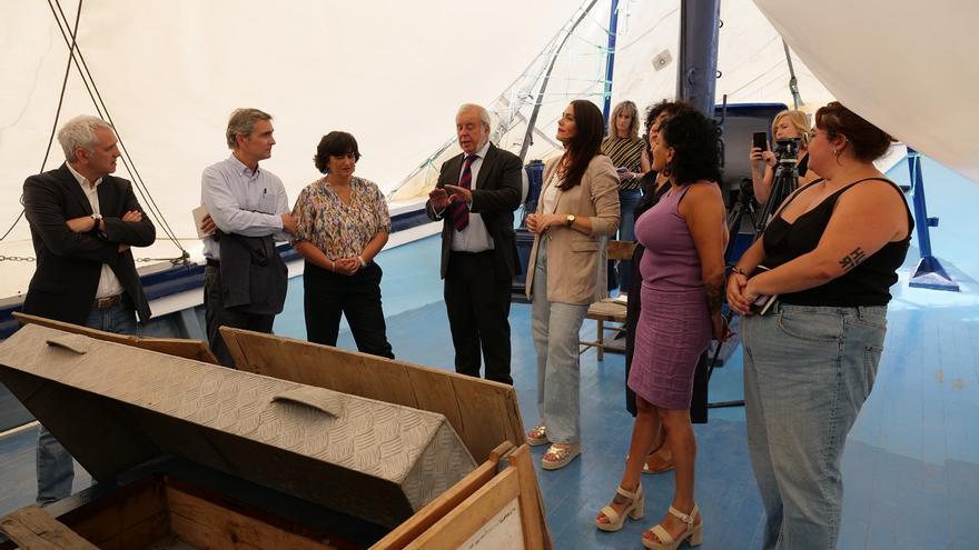 Un momento de la visita al pesquero.