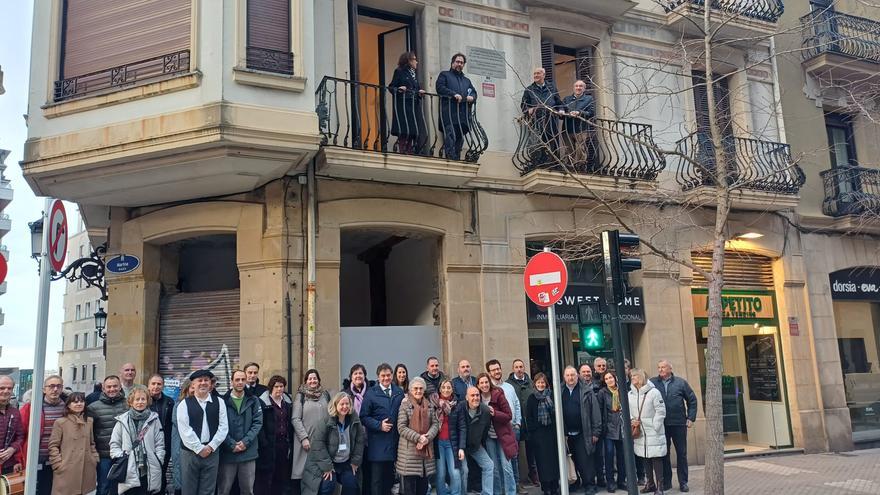 Los marianistas recuperan la placa del edificio donde empezaron su andadura en Donostia