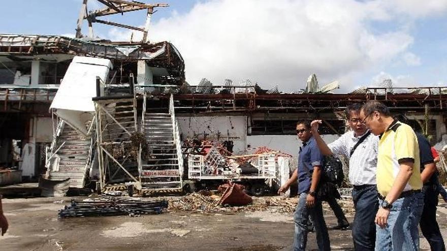 Filipinas lucha para hacer llegar ayuda a las víctimas del devastador tifón &#039;Haiyan&#039;