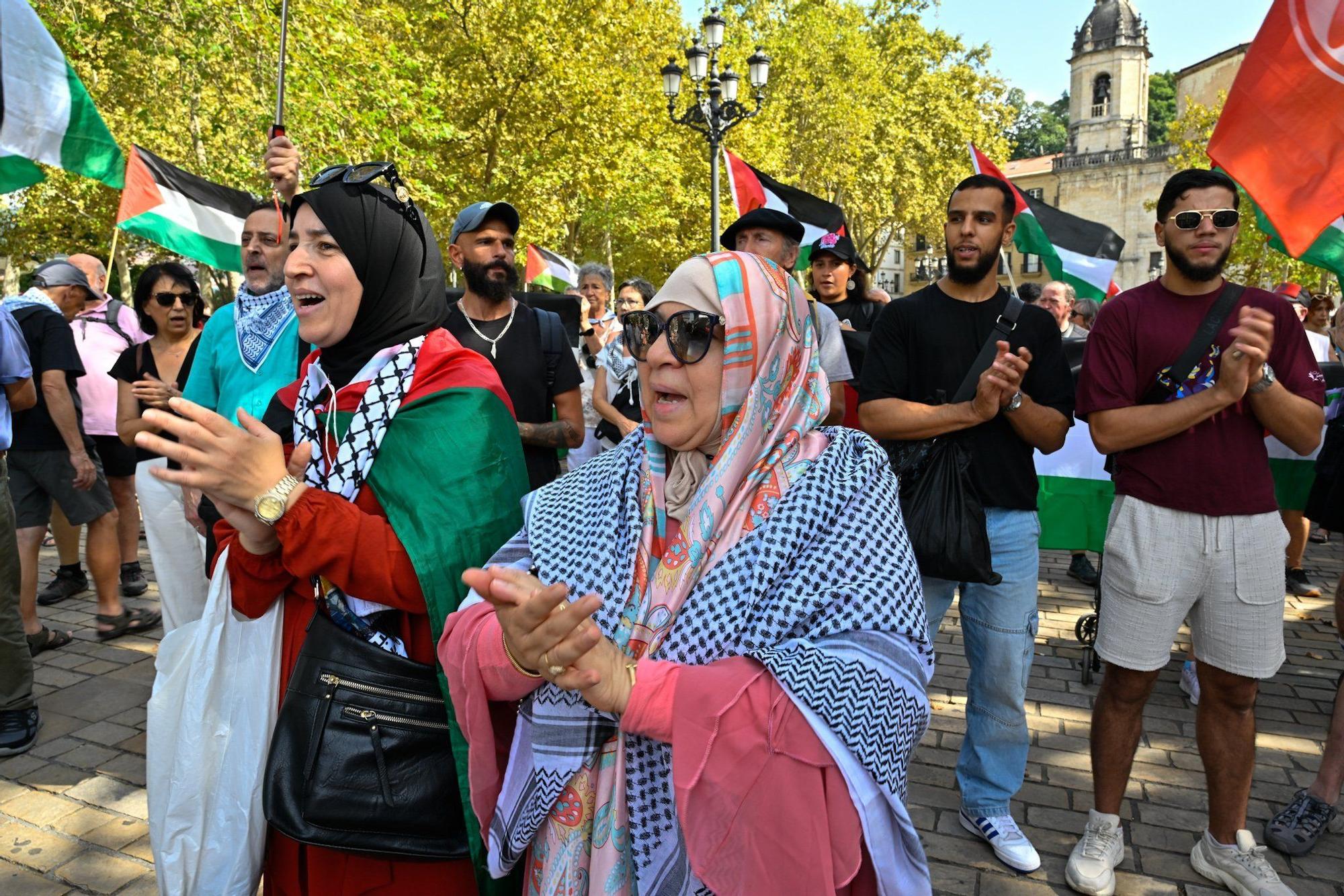 En imágenes: Más de 300 personas se concentran en El Arenal para denunciar el ataque terrestre sobre la ciudad de Gaza
