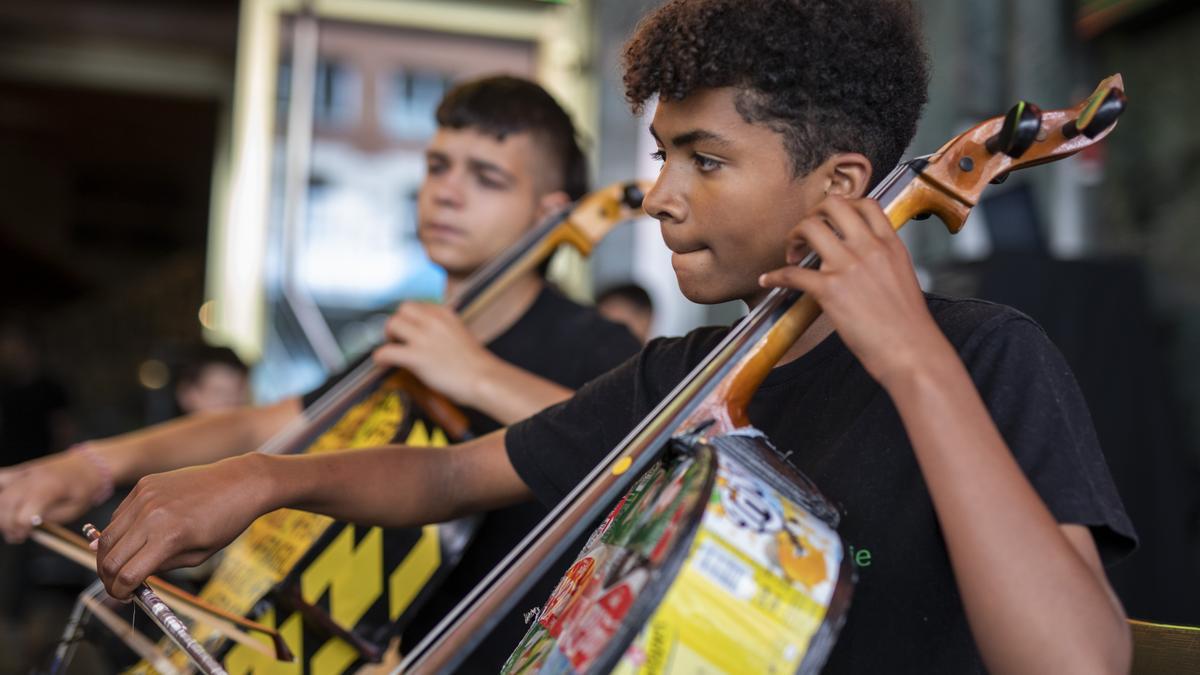 Los instrumentos de la orquesta están construidos a partir de materiales reciclados.
