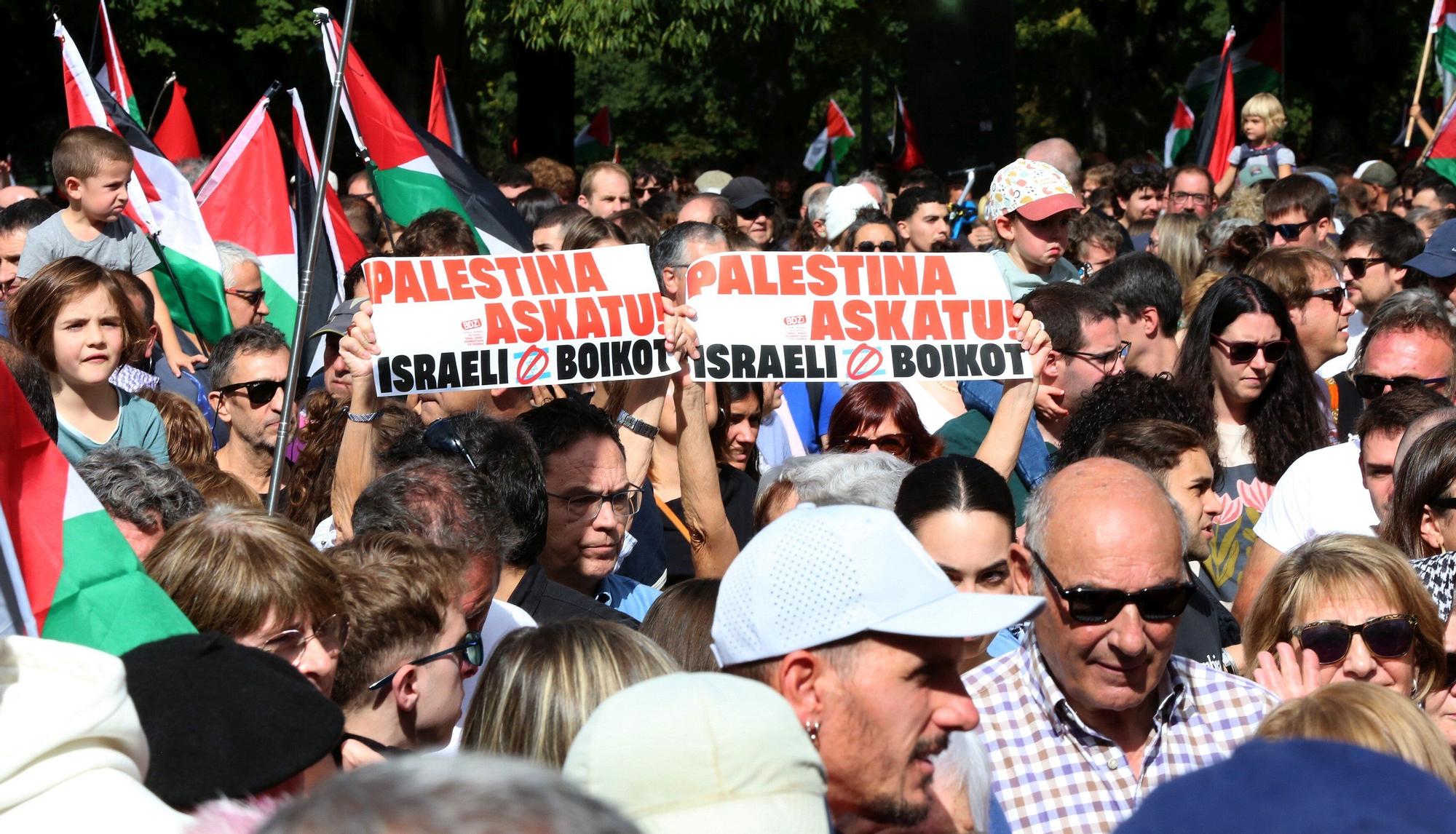 Miles de personas de toda Euskal Herria protestan en Iruñea contra el genocidio en Gaza