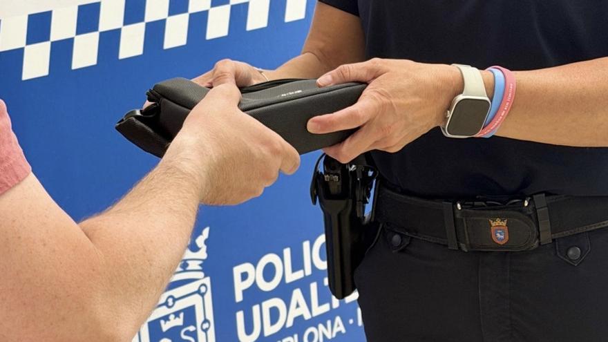 Un ciudadano encuentra una cartera con 555 euros y se la entrega a la Policía Municipal de Pamplona