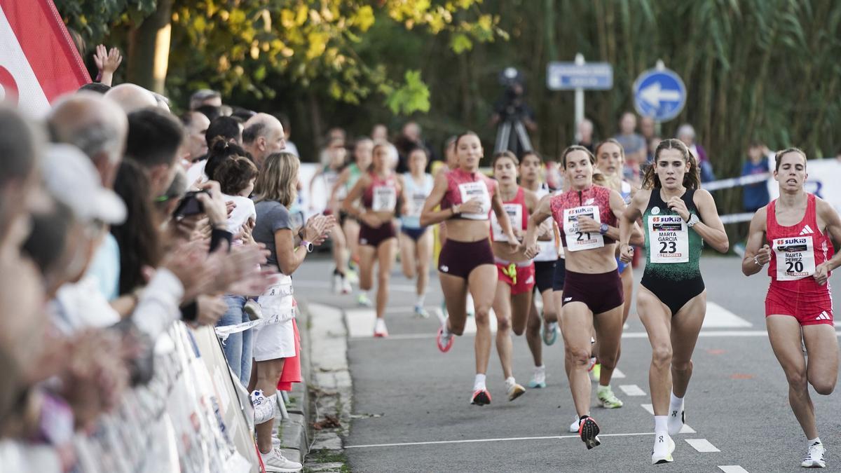 Marta García, flanqueada por Esther Guerrero y Marta Pérez, en un instante de la carrera.