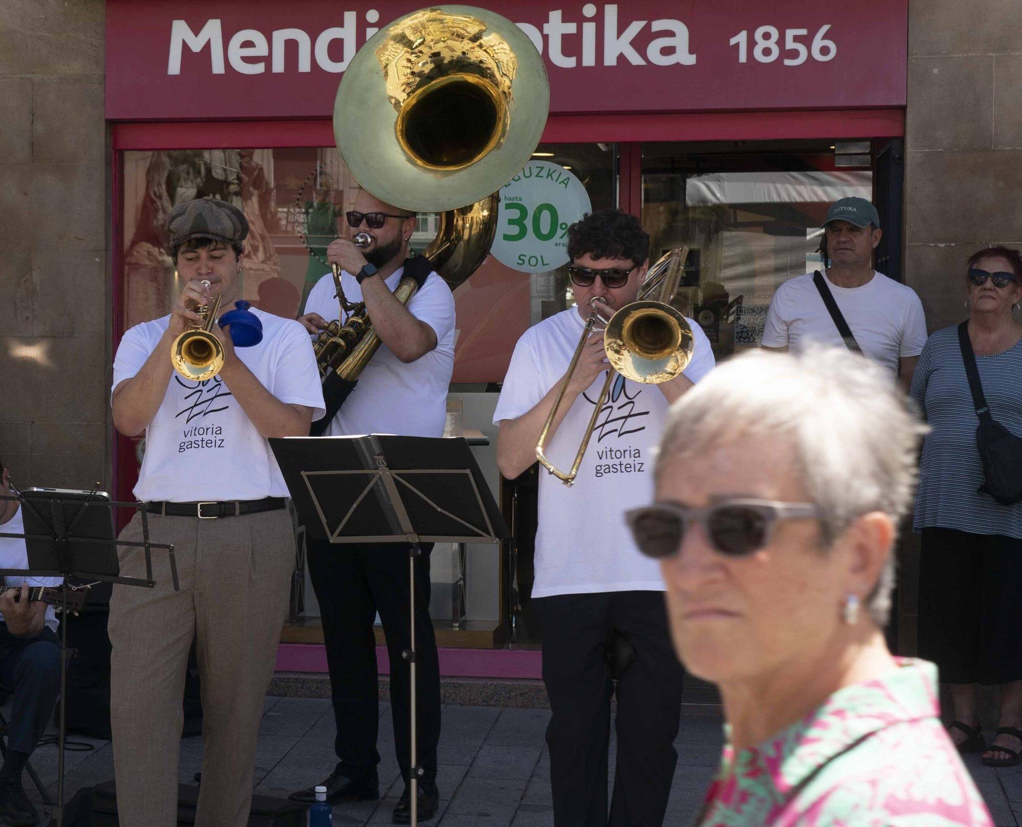 En imágenes: South Side Stompers toma las calles y plazas de Vitoria