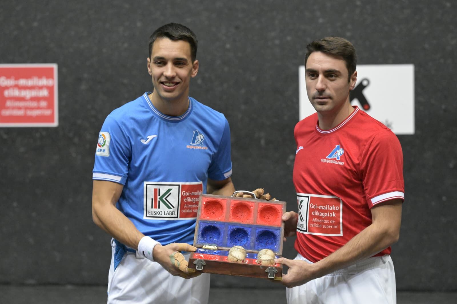 Peio Etxeberria (colorado) y Javier Zabala (azul) eligen material para la final del Cuatro y Medio.