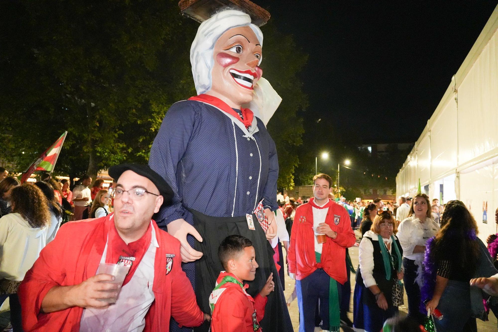 Yeray González da la salida a la intensa maratón de 9 días de fiestas de Basauri con las cuadrillas invadiendo las calles