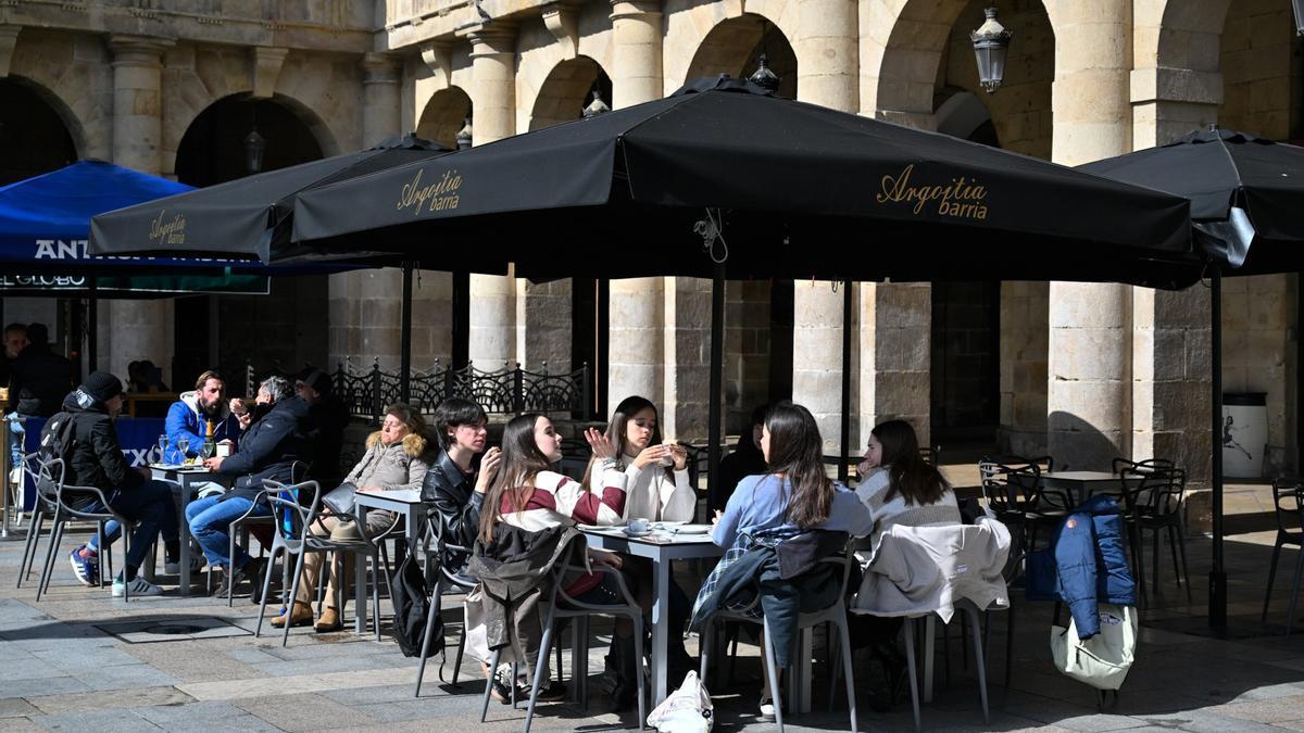 Una de las múltiples terrazas que hay en la Plaza Nueva de Bilbao.