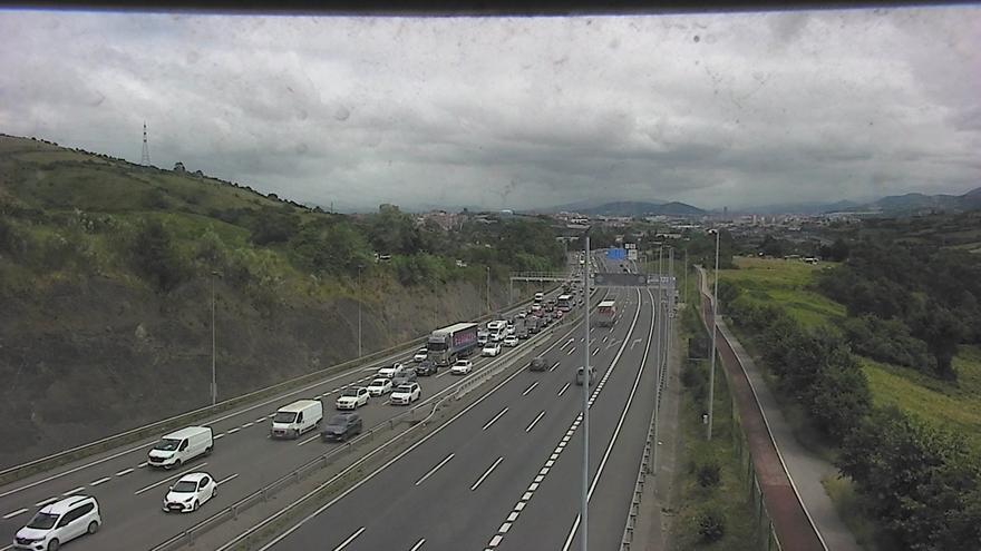 Soluciondas las retenciones en la A-8 en dirección a Cantabria