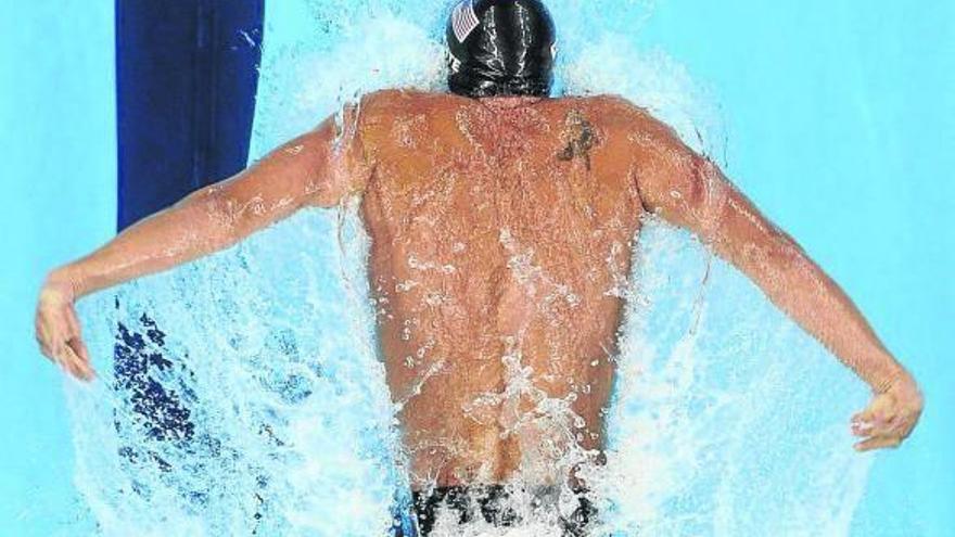 Lochte desbanca a Phelps