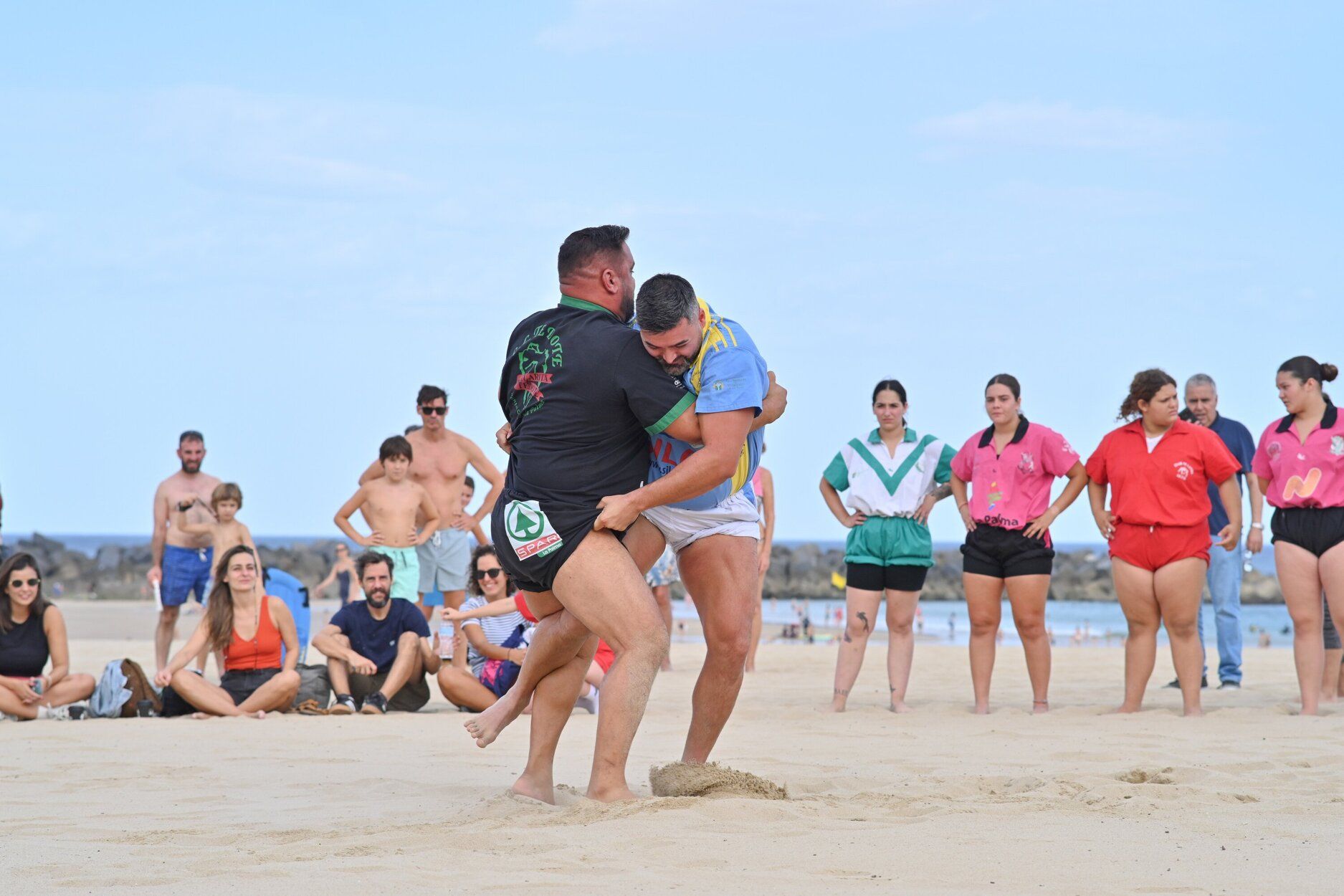 Espectacular exhibición de lucha canaria en la playa de la Zurriola