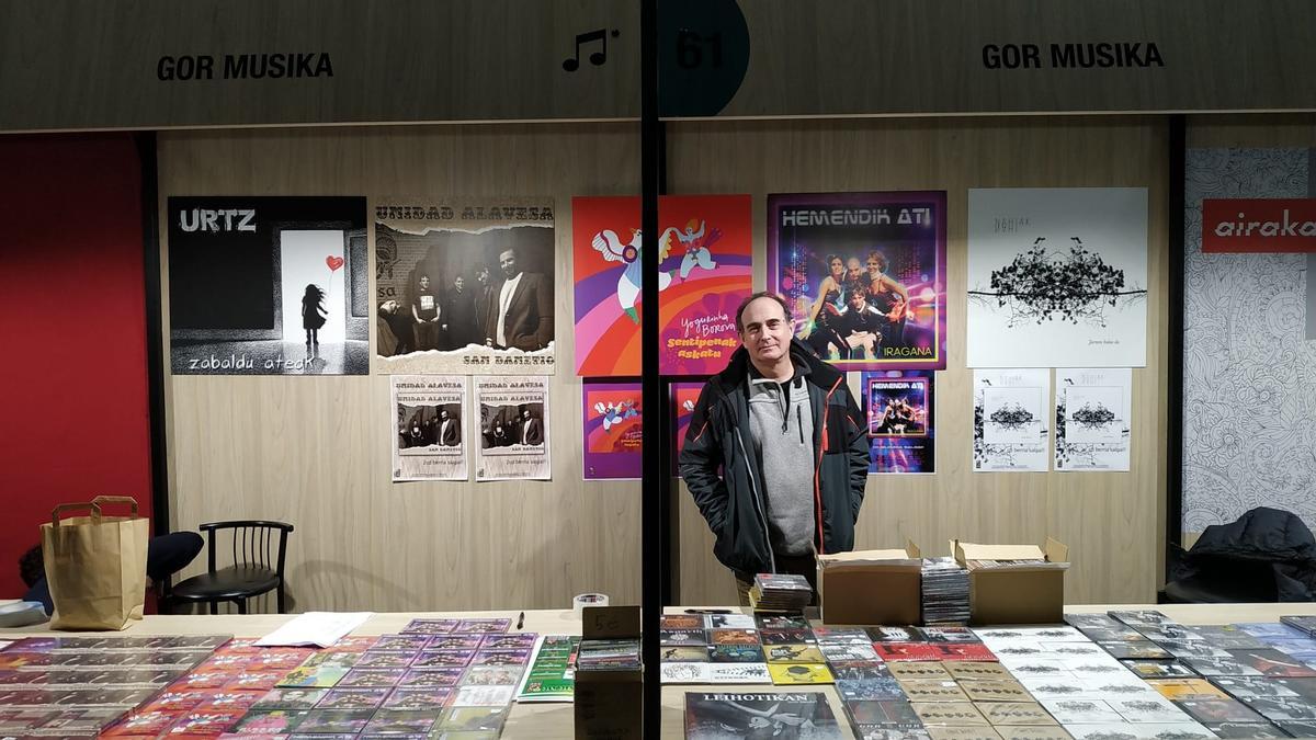 Patxi Goñi, de la discográfica GOR, en la pasada edición de Durangoko Azoka.