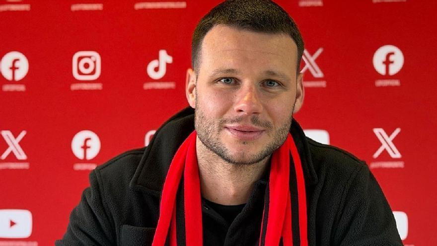 Suben la foto de un futbolista firmando su contrato sin darse cuenta de esta enorme pifia