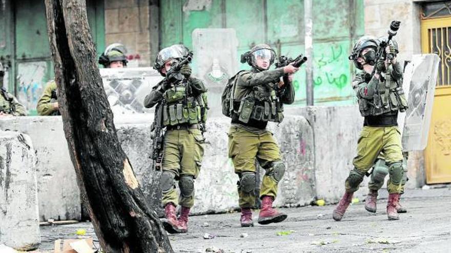 Fuerzas de seguridad israelíes durante unos recientes enfrentamientos con palestinos en Hebrón. Foto: Efe