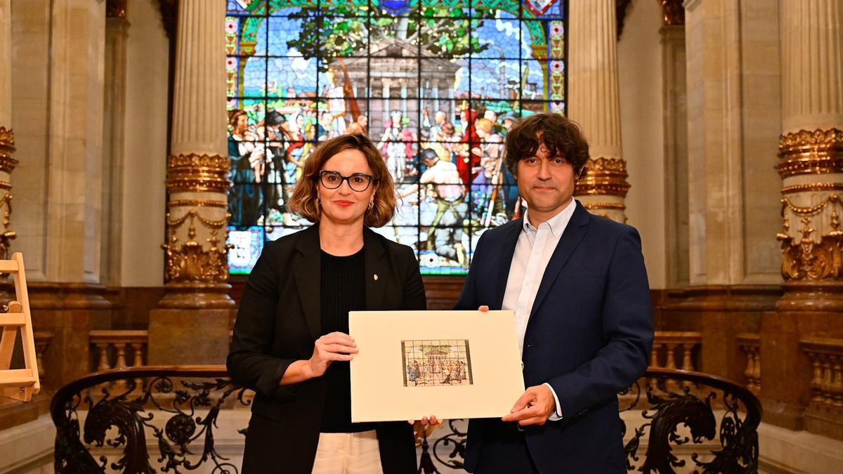 Elixabete Etxanobe, diputada general, y Iñaki Urricelqui, donante del boceto